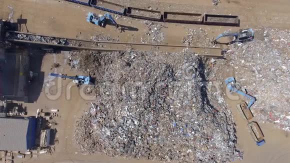 铁原料回收堆工机金属废料垃圾场挖掘机在垃圾场工作从这里看视频的预览图