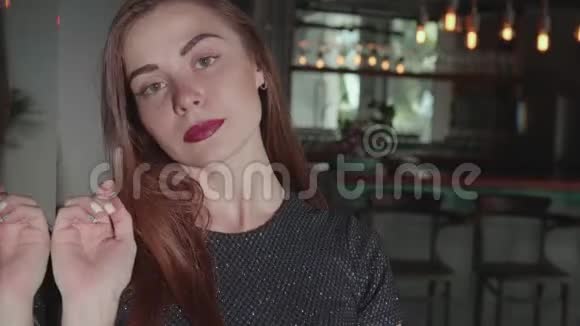 漂亮的红发女孩穿着优雅的衣服在她的公寓里视频的预览图