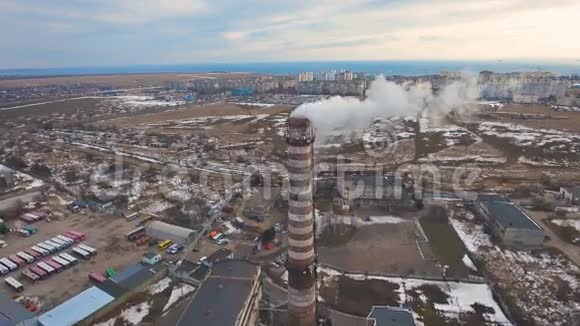 管顶用蒸汽在冬季采暖季航拍4K火力发电厂的管道视频的预览图