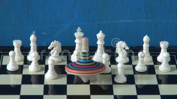 用白色的棋子在棋盘上运动视频的预览图