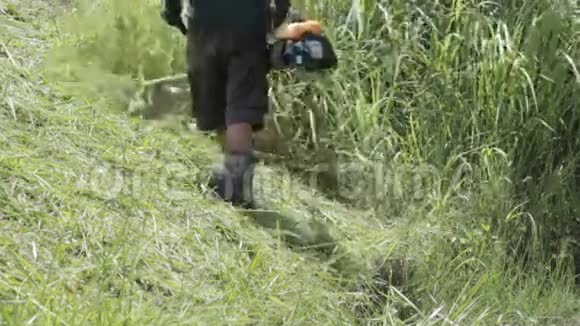 男农耕绿草地视频的预览图