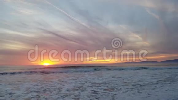 在4k的海洋上欣赏日落美景视频的预览图