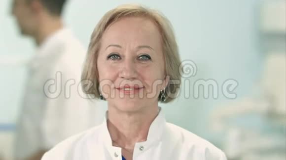 微笑的高级女医生看着镜头视频的预览图