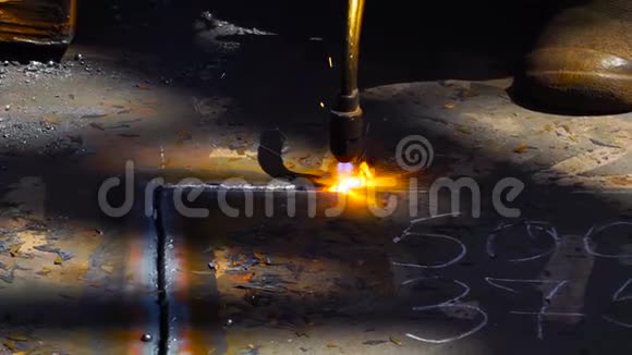 金属工业用气体火焰火炬切割金属的工人视频的预览图