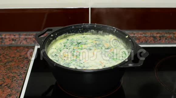 女人在炉子上的平底锅里混合奶酪汤视频的预览图