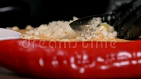 厨师做萨尔萨舞墨西哥辣味食谱汉堡的沙拉它是用番茄红辣椒做的视频的预览图