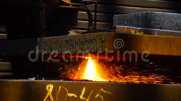 金属工业用气体火焰火炬切割金属的工人视频的预览图