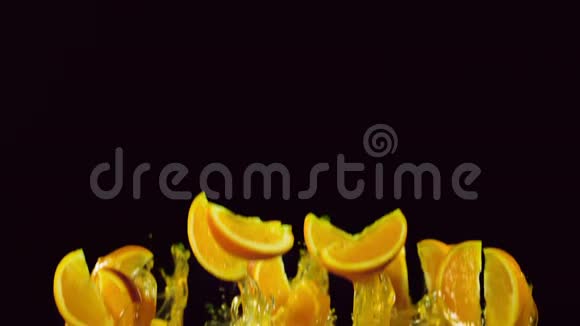 橘片用橙汁飞行慢动作视频的预览图