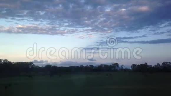 澳大利亚昆士兰一列火车靠窗的夜景视频的预览图
