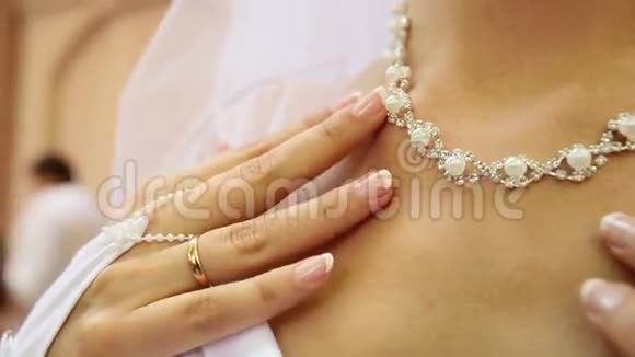 新娘珍珠项链视频的预览图