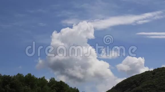 法国比利牛斯山脉积木云时移视频的预览图