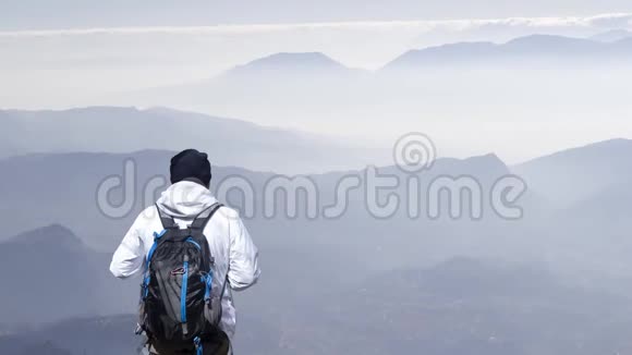 徒步旅行者在山上视频的预览图