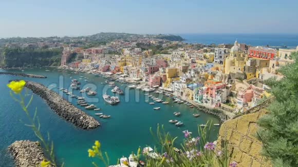意大利多彩普奇达岛美丽的晴天视频的预览图