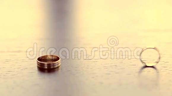 桌上的结婚戒指视频的预览图