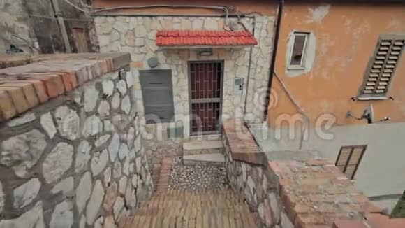 穿过意大利明图诺城的地下墓穴视频的预览图