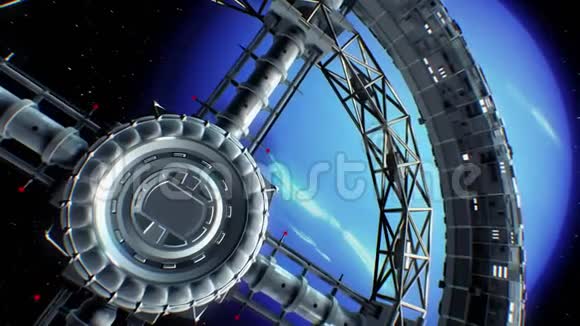 太空飞船在海王星背景上飞入巨大的太空环面的门视频的预览图