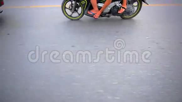 一辆有模糊道路和车轮的摩托车视频的预览图