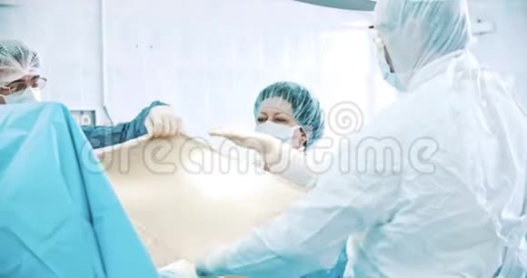 一群外科医生手术医学外科保健理念拍摄于红色4k10位彩色空间视频的预览图