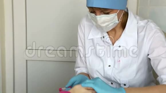 护士在医学实验室从孩子的手指上取血视频的预览图