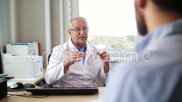 高级医生在医院与男性病人交谈视频的预览图