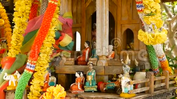 木制微型守护灵屋小佛寺神社彩花花环圣法拉法姆视频的预览图
