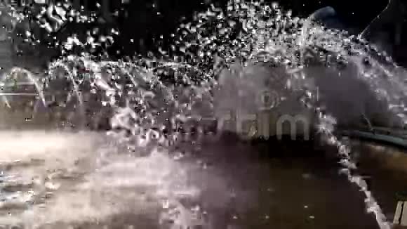 日落时分老喷泉中的水流视频的预览图