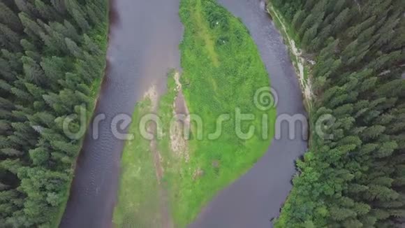 夏季森林河流鸟瞰图剪辑夏季飞行期间用河流鸟瞰林地视频的预览图