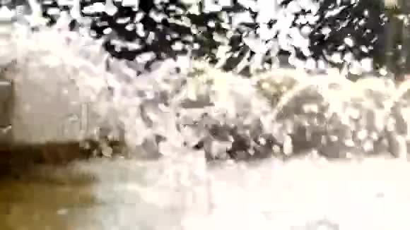 喷泉中的水滴散焦在空中视频的预览图