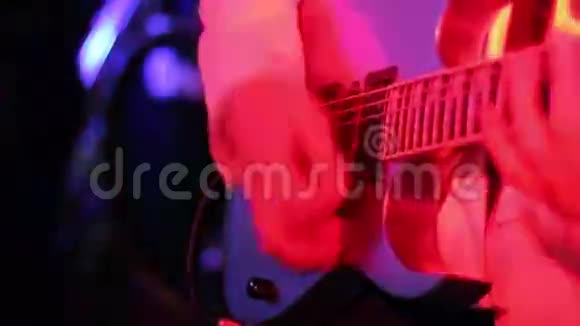 音乐家在迪斯科舞厅里弹吉他视频的预览图