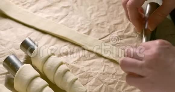 准备烤饼干在厨房工作的女人双手特写视频的预览图