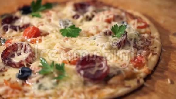 带火腿胡椒番茄和橄榄的披萨视频的预览图
