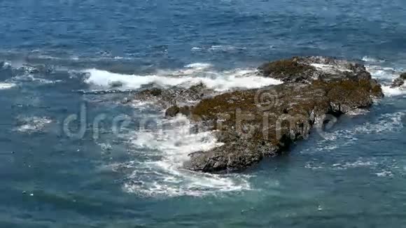 波浪冲击岩石视频的预览图