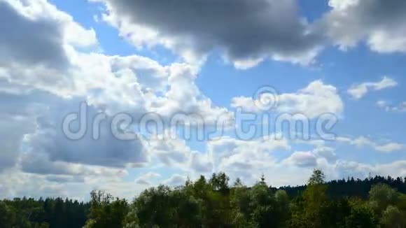 在蓝蓝的天空中移动的云视频的预览图