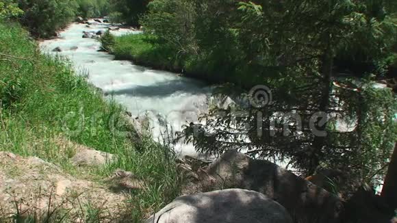 这条小山小河迅速地在石头上流淌视频的预览图