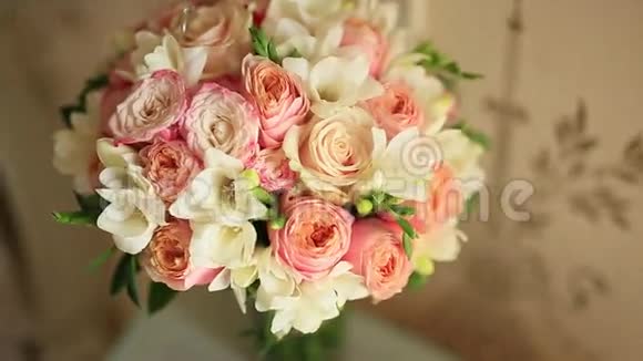 婚礼上的一束粉红色的玫瑰放在桌上放了一些视频的预览图