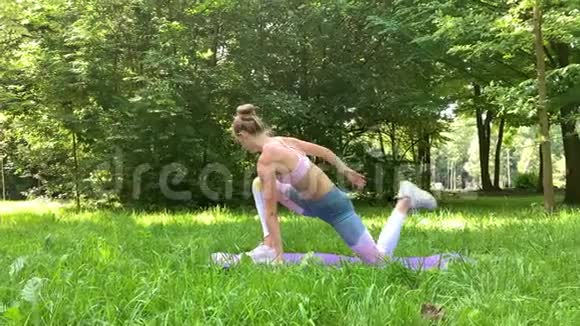 健身妇女在绿色草坪上做运动视频的预览图