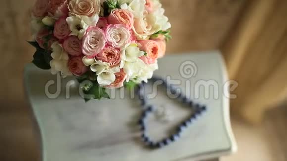 婚礼上的一束粉红色的玫瑰放在桌上放了一些视频的预览图