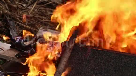 火焰燃烧着流动的火焰和烟雾视频的预览图
