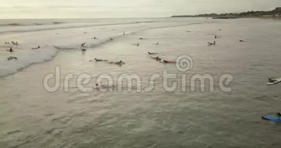 冲浪者乘风破浪巴厘岛印度尼西亚视频的预览图