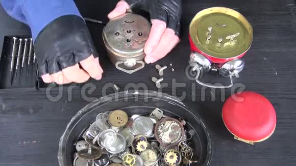 钟表匠用手修理旧闹钟视频的预览图