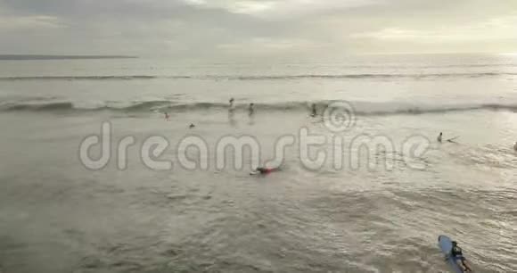 冲浪者乘风破浪巴厘岛印度尼西亚视频的预览图