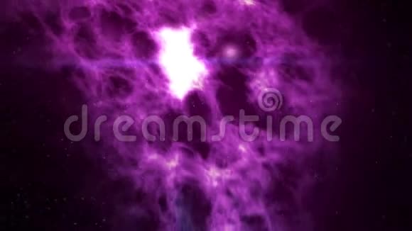 在4K紫色和蓝色的恒星和星云中飞行相机在背景下穿过一个恒星场视频的预览图