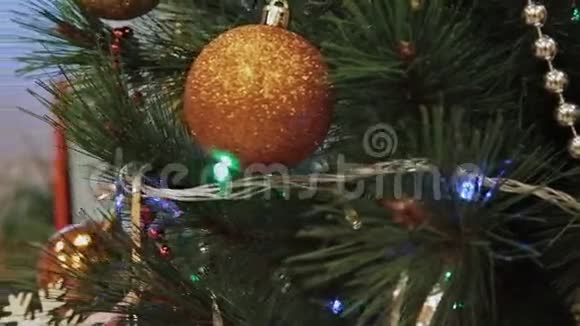 圣诞树树枝上装饰着球视频的预览图