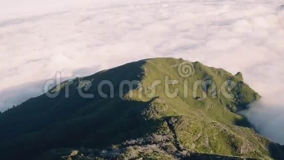山顶云的空中景色视频的预览图