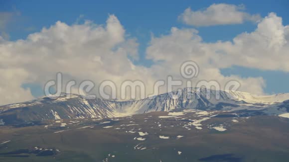 云在亚美尼亚雪山上移动视频的预览图
