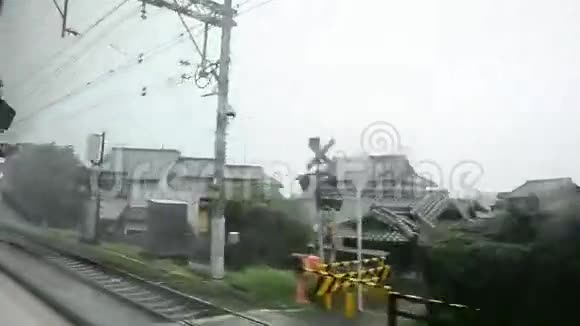 乘坐快速列车观看大阪的城市景观视频的预览图