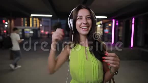夜城耳机里的女人视频的预览图