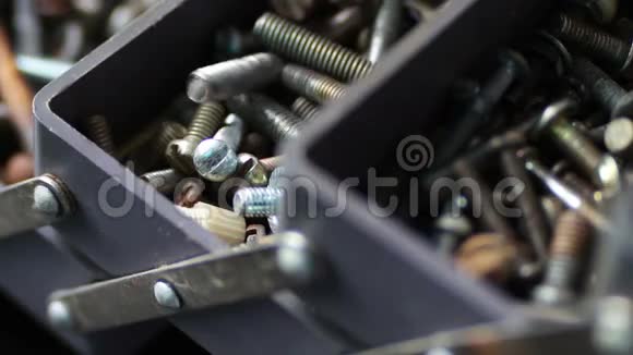 箱体内各种五金紧固件螺母螺栓螺钉的平滑滑块镜头视频的预览图