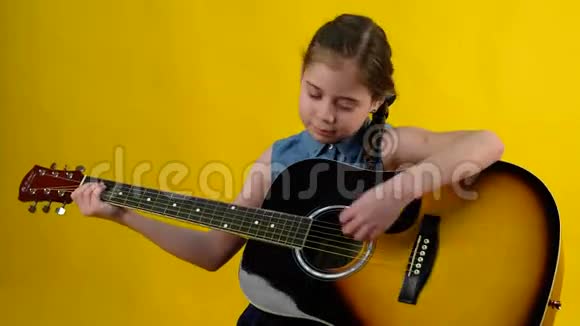 金发女孩蓝眼睛弹吉他视频的预览图