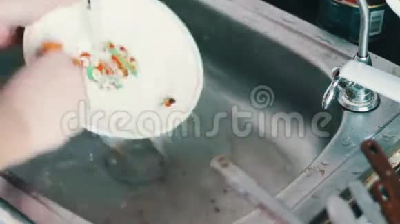 在水下冲洗盘子视频的预览图